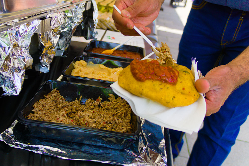 Surinaamse lekkernijen eten op locatie